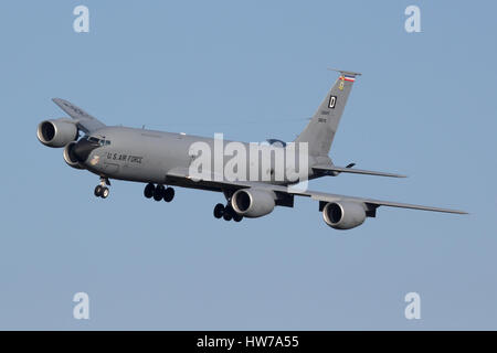 100 ARW KC-135 Stratotanker Ziehen einer engen Kurve auf die letzte Annäherung an RAF Mildenhall. Stockfoto