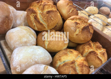 Verschiedene Arten von frisch und knusprig gebackenen Brötchen aus der Bäckerei zum Verkauf im shop Stockfoto