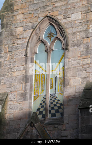 Glasmalerei-Fenster an der Vorderseite des Queens Gallery, unten der Royla Meile, Edinburgh Stockfoto