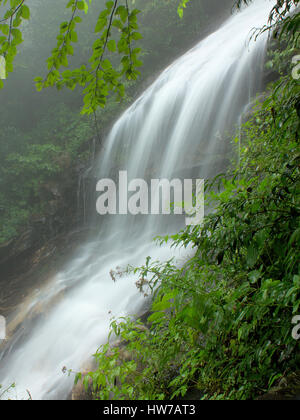 Zeit der Exposition des Wasserfalls in den Blue Ridge Mountains Stockfoto