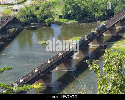 Leere Kohlenwagen über Eisenbahnbrücke über den Potomac River Stockfoto