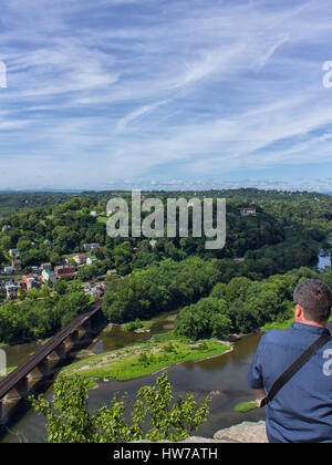 Mann mit Blick auf Harpers Ferry aus Maryland Heights Stockfoto