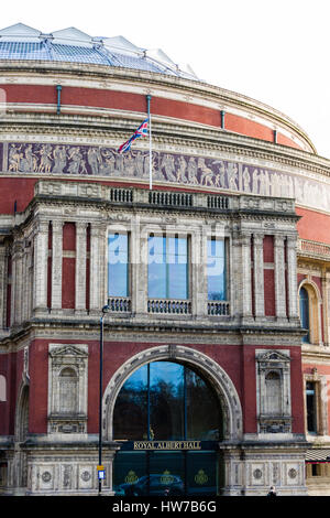 Fassade eines Gebäudes in London. Typisch englische Architektur Stockfoto