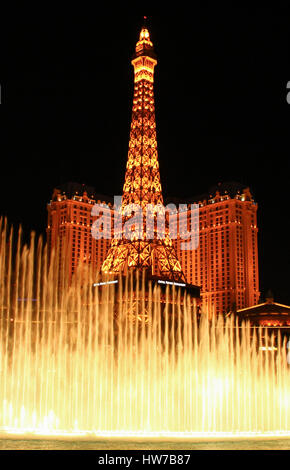 LAS VEGAS, USA - 8. April 2014: Nacht Blick auf die tanzenden Springbrunnen des Bellagio und der Eiffelturm Replik des Paris Hotel in Las Vegas Nevada Stockfoto