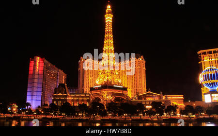 LAS VEGAS, USA - 8. April 2014: Nacht Blick auf die tanzenden Springbrunnen des Bellagio und der Eiffelturm Replik des Paris Hotel in Las Vegas Nevada Stockfoto