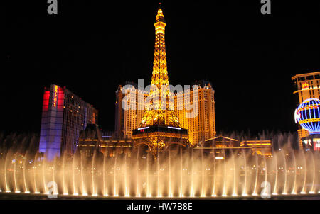 LAS VEGAS, USA - 8. April 2014: Nacht Blick auf die tanzenden Springbrunnen des Bellagio und der Eiffelturm Replik des Paris Hotel in Las Vegas Nevada Stockfoto