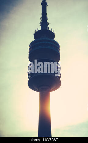 Retro-Fernmeldeturm gegen eine untergehende Sonne Stockfoto
