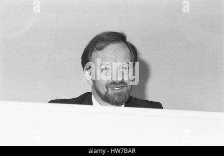 Robin Cook, Schatten Staatssekretär für Gesundheit und Arbeit Partei Parlamentsmitglied für Livingstone, besucht einen Party Gesundheit Politik Start in London, England am 6. Dezember 1990. Stockfoto