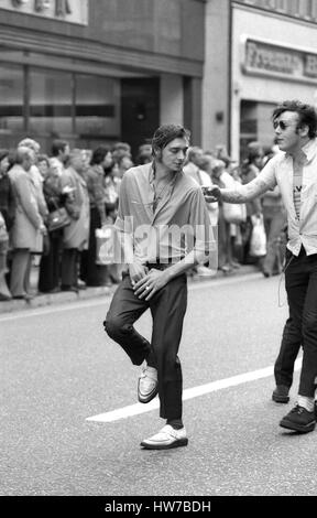 Musik-Fans tanzen auf der Straße während der Rock And Roll Radiokampagne März im Zentrum von London, England am 15. Mai 1976. Die Kampagne zielte darauf ab, bekommen mehr 50er Jahre Stil Rock und roll-Musik, gespielt auf BBC Radio. Stockfoto