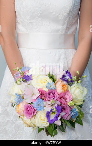 Hochzeit. Braut mit Brautstrauß. Stockfoto