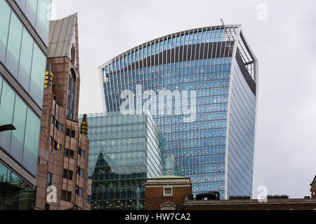 Mischung aus alten und modernen Wolkenkratzern und Gebäude im Bankenviertel von London, England Stockfoto