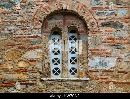 Fenster mit schöner Dekoration auf stilvollen Steinmauer Stockfoto