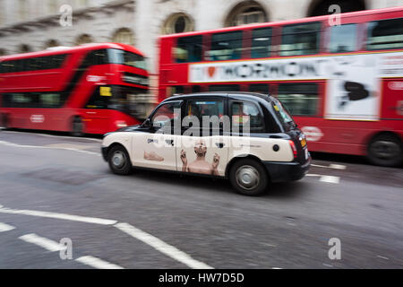 Panorama Foto von einem Taxi, Taxi fahren in London, England Stockfoto