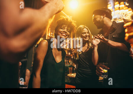 Bild der glückliche junge Leute, die Spaß in Disco. Gruppe von Freunden eine Party im Nachtclub genießen. Stockfoto