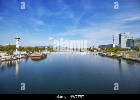Weitwinkelaufnahme der Donau in Wien, Österreich. Stockfoto