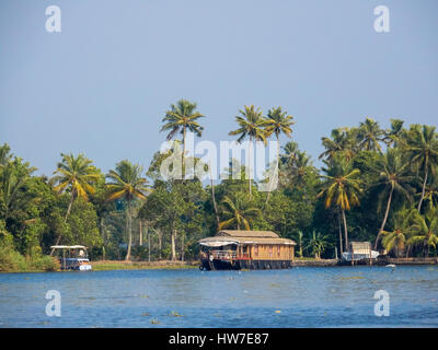 Backwaters mit Hausboot in Alleppey, Kerala, Indien Stockfoto