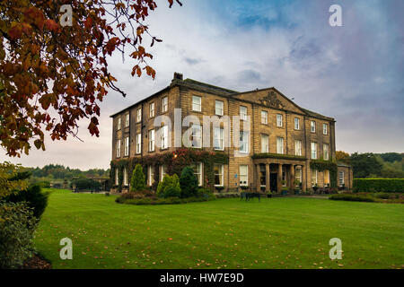 Wakefield, Großbritannien - 20. Oktober 2016: Walton Hall, ein 4-Sterne-Hotel in einer malerischen Umgebung mit sanften Parklandschaft mit eigenem See, eine Kulisse des anc Stockfoto