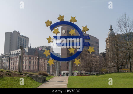 Die Euro-Skulptur in Frankfurt von der Rückseite Stockfoto