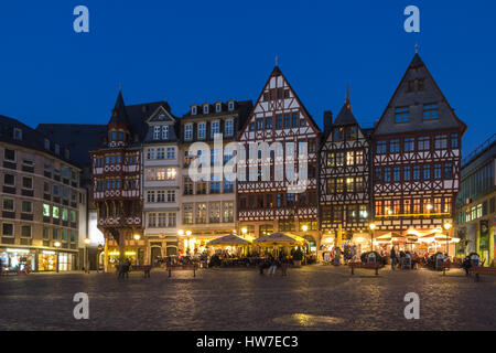 Fachwerk auf dem Romerberg bei Dämmerung in Frankfurt Stockfoto