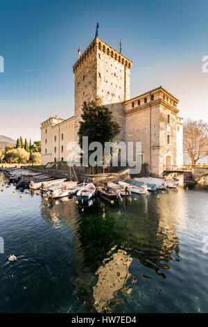 Riva del Garda, Italien - 6. Januar 2016: Blick auf die Burg Scaligero, Wahrzeichen des Gardasees, Italien. Stockfoto