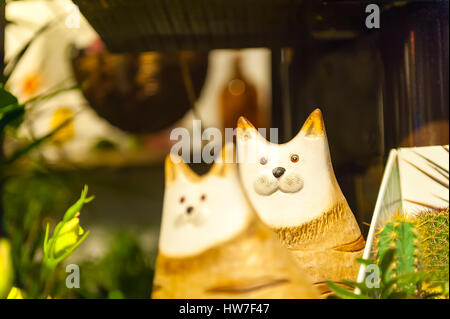 Holzspielzeug für Kinder Katze front Ansicht grünen Hintergrund des Grases Stockfoto