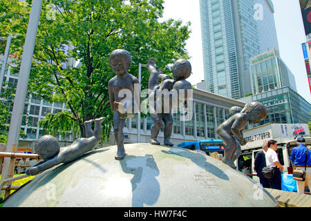 Kunst im öffentlichen Raum spielen Kinder auf der Erde vor dem Bahnhof Shibuya Tokyo Japan Stockfoto