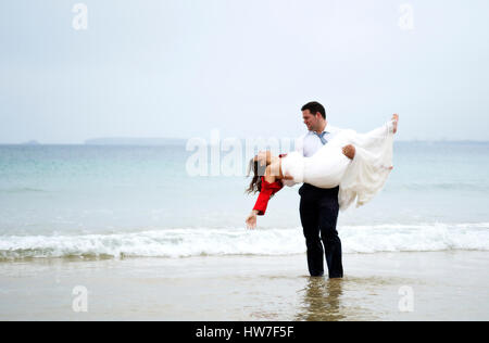 Groom´s paar spielen im Meerwasser Stockfoto