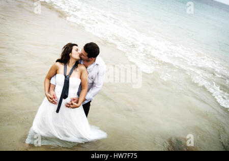 Groom´s paar im Meerwasser, küssen und umarmen Stockfoto