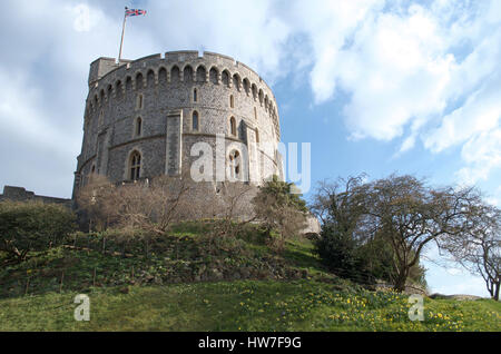 Einen niedrigen Winkel Blick auf der Runde Turm in Windsor Castle. Stockfoto