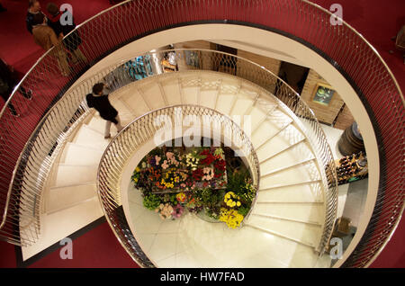 Blick auf eine Wendeltreppe im Fortnum and Mason Kaufhaus in London. Stockfoto
