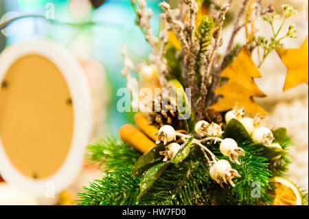 Weihnachten Fir Tree Toys alte hölzerne Sterne hängen Zweig brennende Kerzen, Boxen, Kugeln, Pinienzapfen, Walnüsse, Branchesin Hintergrund, andere Dekorationen und Girlanden. Textfreiraum. Stockfoto