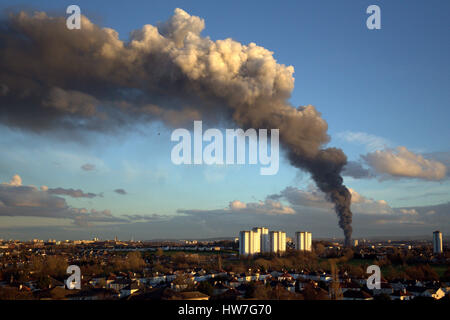 Govan Reifen Feuer Gesundheitsrisiko Rauch über Stadt Stockfoto