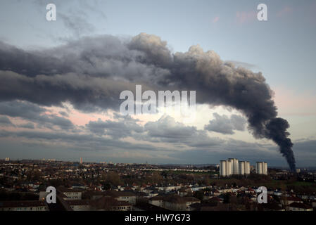 Govan Reifen Feuer Gesundheitsrisiko Rauch über Stadt Stockfoto