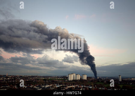 Govan Reifen Feuer Gesundheitsrisiko Rauch über Stadt Stockfoto