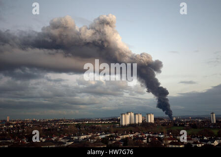 Govan Reifen Feuer Gesundheitsrisiko Rauch über Stadt Stockfoto