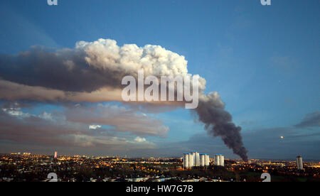 Govan Reifen Feuer Gesundheitsrisiko Rauchen steigende Thermik über Stadt Stockfoto