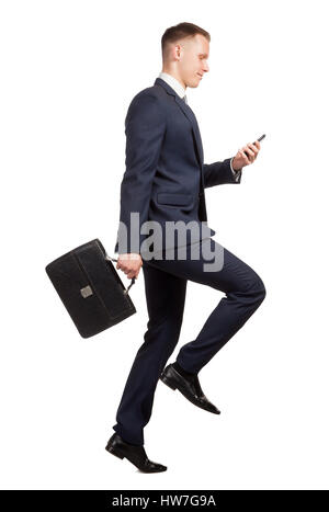 Laufenden Geschäftsmann mit seinem Aktenkoffer und Handy auf weiß Stockfoto
