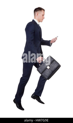 huschen Geschäftsmann mit seinem Aktenkoffer und Handy auf weiß Stockfoto