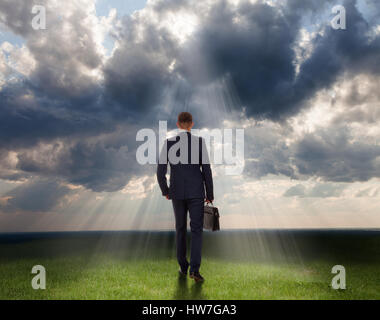 Ansicht Rückseite der Geschäftsmann auf dramatische Wolke Szenenhintergrund Stockfoto
