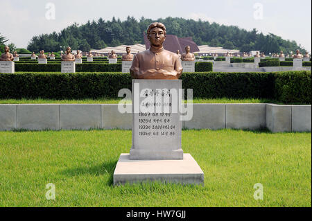 09.08.2012, Pjöngjang, Demokratische Volksrepublik Korea, Asien - Grabsteine auf dem revolutionären Märtyrer Friedhof in Pjöngjang. Stockfoto