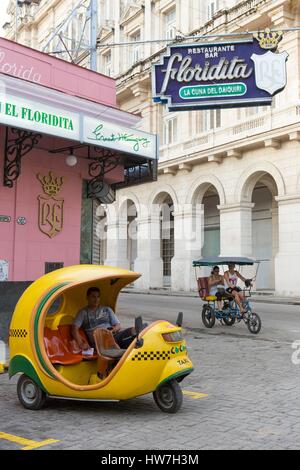 Kuba, Ciudad De La Habana Provinz, La Havanna, Centro Habana Bezirk, Coco Taxi und Bicitaxi vor der Bar Floridita Stockfoto