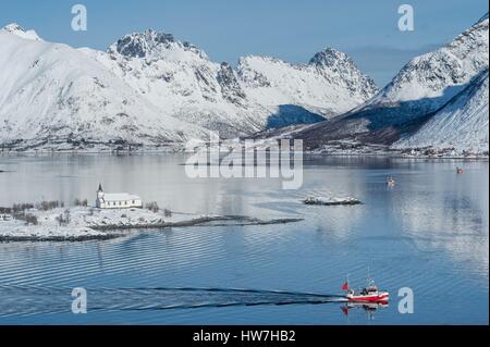 Norwegen, Nordland, Lofoten Inselgruppe, Austvagoya Island, Sildpollnes Kirche und Austnesfjord Stockfoto