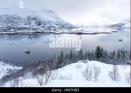 Norwegen, Nordland, Lofoten Inselgruppe, Austvagoya Island, Sildpollnes Kirche und Austnesfjord Stockfoto