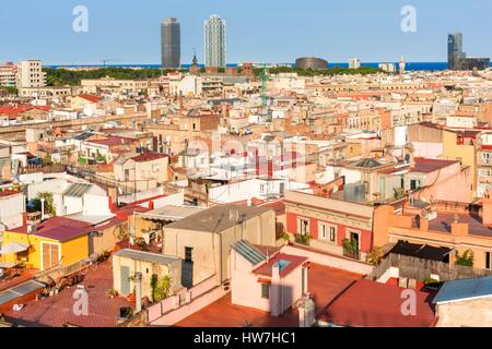 Spanien, Katalonien, Barcelona, mit Blick auf die Altstadt (Sant Pere - Santa Caterina i la Ribera) mit den richtigen Hintergrund zentrale Gas Natural und der alte Wasserturm (Torre de les Aigues) Stockfoto