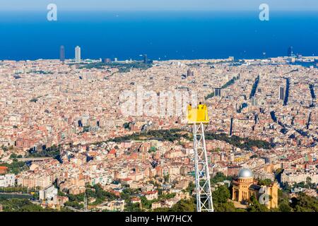 Spanien, Katalonien, Barcelona, Blick vom Vergnügungspark Tibidabo (Serra de Collserola), gegründet 1901 auf der Stadtteil Eixample, La Barceloneta und die Altstadt Stockfoto