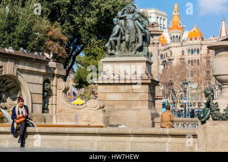 Spanien, Katalonien, Barcelona, Plaça Catalunya (Placa de Catalunya) aus dem frühen 20. Jahrhundert Brunnen (Font dels Sis Putti) und Bildhauer Jaume Otero 1928 mit im Allgemeinen den Casa Rocamora (1917) Stockfoto