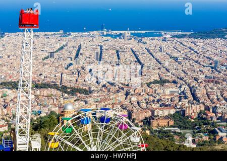 Spanien, Katalonien, Barcelona, mit Blick auf den Vergnügungspark Tibidabo (Serra de Collserola), 1901 gegründet, ist die Fabra Observatory (1904), die Ciutat Vella und Sarria-Sant Gervasi Stockfoto