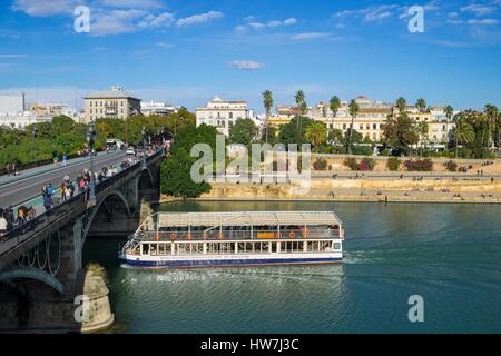 Spanien, Andalusien, Sevilla, die Brücke von Isabel II oder Triana Brücke über den Guadalquivir-Becken, Touristenboot Stockfoto