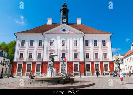 Estland (Baltikum), Tartu Region, Tartu, Rathausplatz, Raekoja Square (Raekoja Plats), Statue der Liebenden (Suudlevad Tudengid) Stockfoto