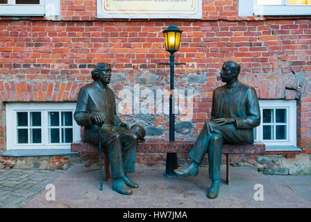 Estland (Baltikum), Tartu Region, Tartu, Statue of Oscar Wilde und Eduard Vilde, Cafe Wilde Stockfoto